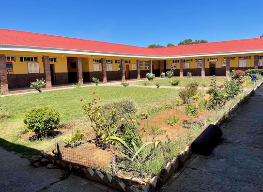 Steenvliet Primary School building with garden in the courtyard