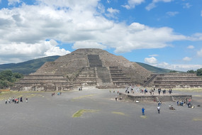 Auf dem Bild sieht man die Mondpyramide in Teotihuacán