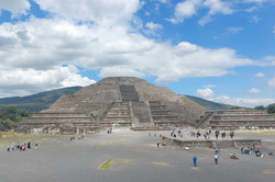 Pyramide Auf dem Bild sieht man die Mondpyramide in Teotihuacán