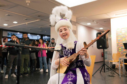 Person spielt traditionelles Musikinstrument und singt