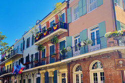 Das French Quarter in New Orleans strahlt mit seinen bunten Häusern mit gusseisernen Balkonen und herausragenden Pflanzen