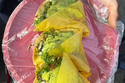 Tacos Man erkennt Tacos auf einem bunten Teller.
