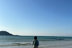 Hier sieht man, wie die Studentin am Strand entlang läuft.