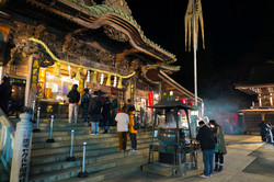 Hatsumode Auf dem Bild sieht man ein Tempel.