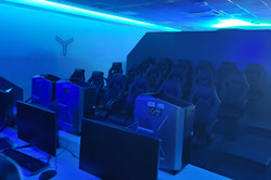 Gaming Room 2 Hier sieht man die Zuschauertrübe des Gaming Rooms. Der ganze Raum wird mit blauen LEDs beleuchtet.