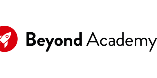 weiße Rakete mit rotem Hintergrund und dem Text Beyond Academy