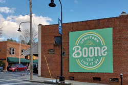 Downtown Boone ist nur ein Block vom Campus entfernt. Hier sind viele kleine Läden, Cafés, Restaurants und Thrift Shops zu finden.