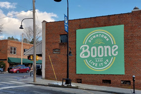 Downtown Boone ist nur ein Block vom Campus entfernt. Hier sind viele kleine Läden, Cafés, Restaurants und Thrift Shops zu finden.