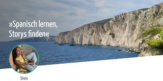 Shola im Hintergrund ist ein Bild von der spanischen Küste, mit einem blauen Meer und Felsen, die direkt am Wasser steil hochgehen. Ein kleines Foto von Shola steht im Verdergrund