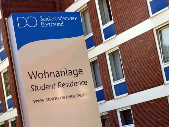 Ein Schild, das auf eine Wohnanlage des Studierendenwerks Dortmund hinweist