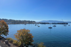 Bellingham Bay Hier sieht man einen weiten blauen See.