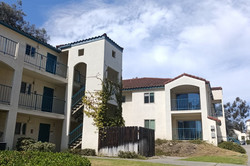Villa Alvarado Auf dem Bild erkennt man die Villa Alvarado, das Studentenwohnheim. Es ist weiß, der Himmel ist blau und man erkennt eine grüne Wiese im Vordergrund.