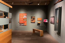 Whatcom Museum Hier sieht man einen Raum mit verschiedenen Ausstellungsstücken.