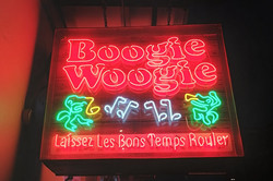 Boogie Woogie Hier sieht man ein Schild von einer Bar namens Boogie Woogie