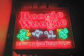 Hier sieht man ein Schild von einer Bar namens Boogie Woogie