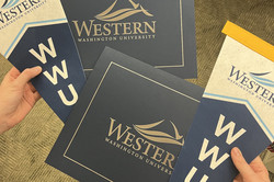Hier sieht man zwei blaue Abschlusszeugnisse von der WWU.