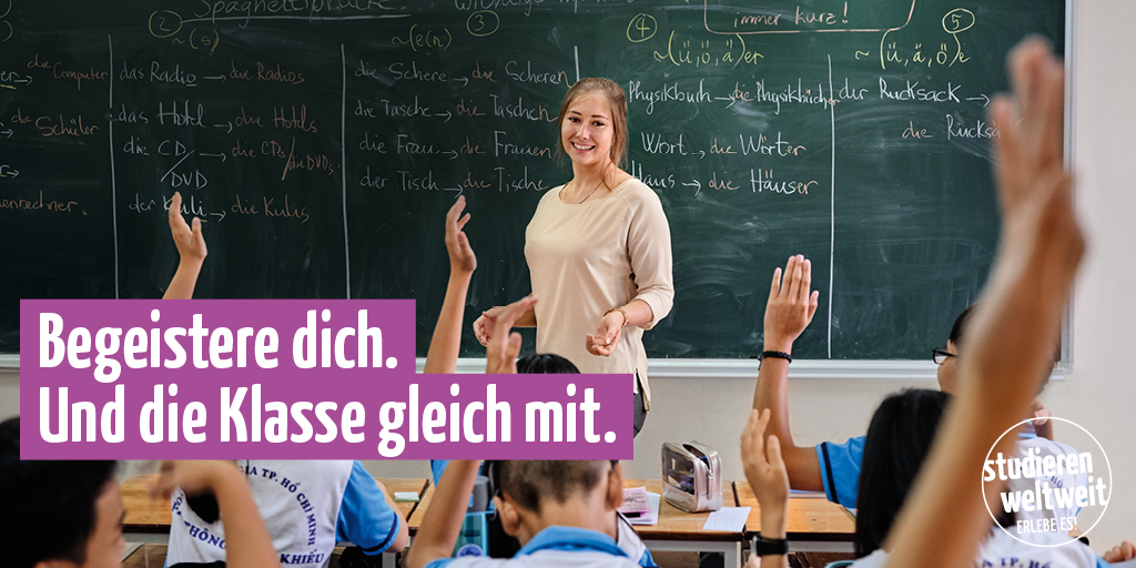 Eine Frau steht vor einer Klasse mit jungen SChüler*innen. Auf dem Bild steht der Text: "Begeistere dich. Und die Klasse gleich mit."