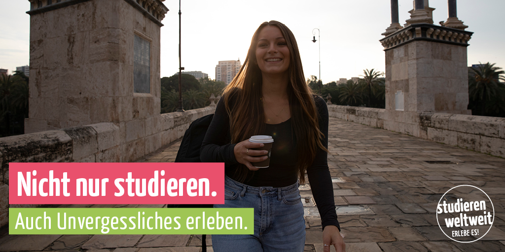 Eine Frau läuft durch eine alte Stadt und als Text oben drauf steht "Nicht nur studieren. Auch unvergessliches erleben."