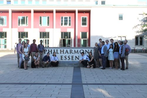 Gruppenfoto der Praktikanten/innen vor der Philharmonie Essen 