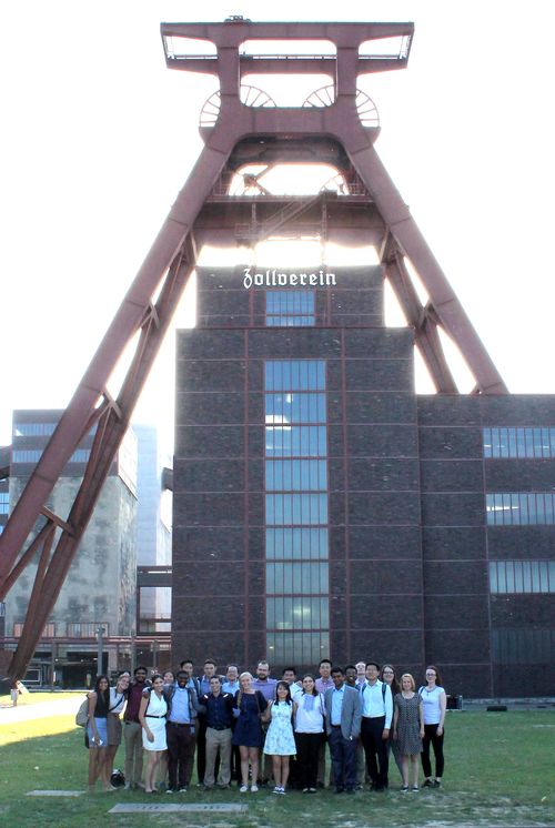 Gruppenfoto der Praktikanten/innen vor der Zeche Zollverein