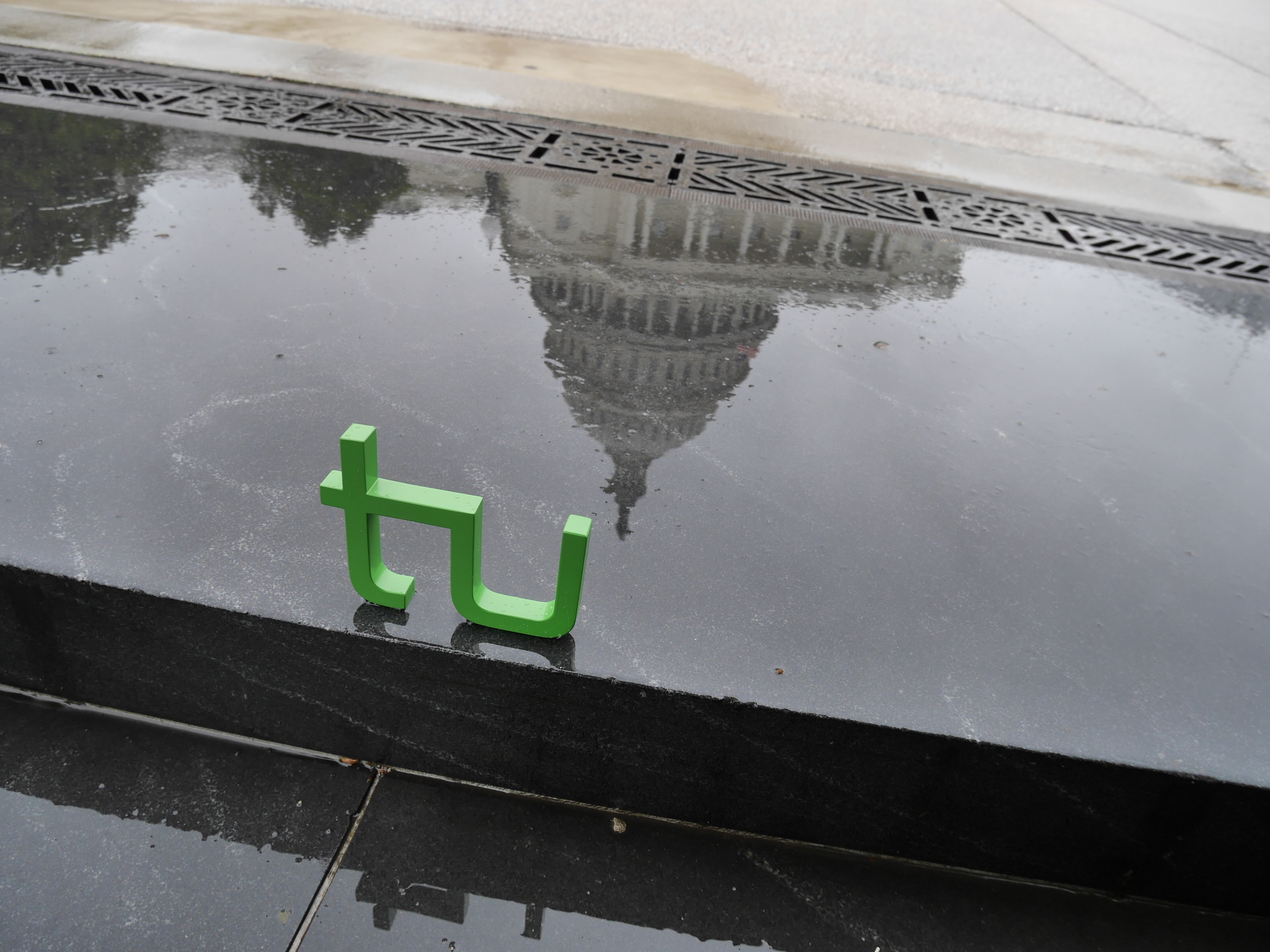 TU Logo vor dem US-Kapitolgebäude