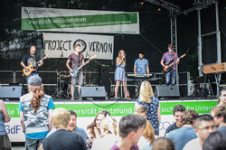 Eine Band spielt auf der Bühne während des Sommerfestes.