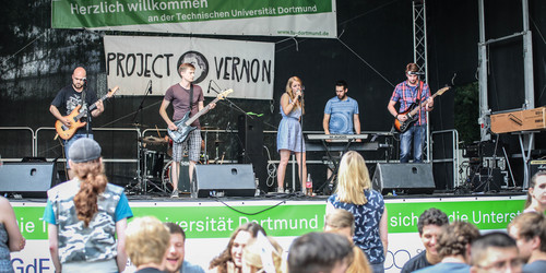 Eine Band spielt auf der Bühne während des Sommerfestes.
