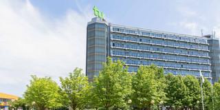 Mathetower mit Bäumen im Sommer Mathetower mit Bäumen im Sommer