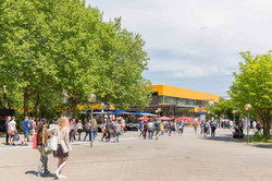 Campusleben mit Studierenden und Mensa Campusleben mit Studierenden und Mensa im Hintergrund