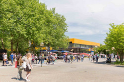 Campusleben mit Studierenden und Mensa im Hintergrund
