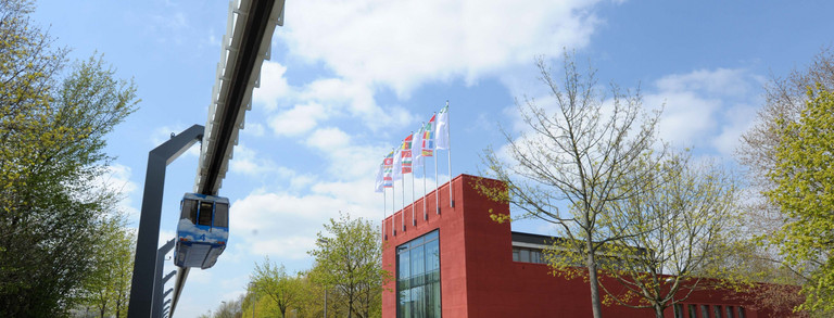 The picture shows the IBZ building and the H-Bahn.