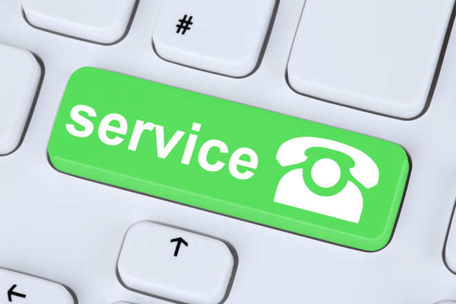 Auf einer weißen Tastatus ist eine Taste grün eingefärbt. In weiß steht darauf das Wort „service” und das Symbol eines Telefons.