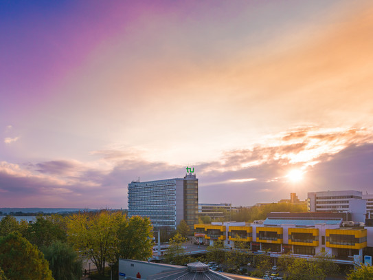 Sonnenuntergang über den Gebäuden des Campus Nord der TU Dortmund.