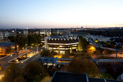 Bibliothek und Mensabrücke bei Nacht Bibliothek und Mensabrücke bei Nacht hell beleuchtet